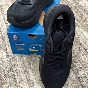 Brooks  women’s - Ghost Max 2 Black - size 9 Wide D, like new
